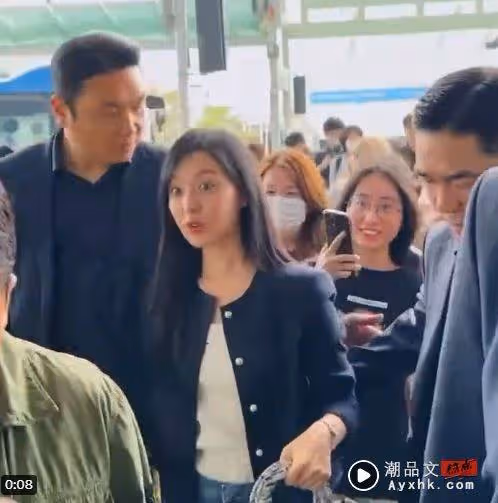 金智媛準備來台！「現身仁川機場狂比心」　手上一物超敬業