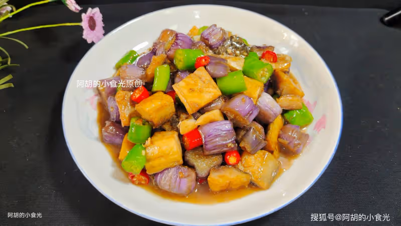 茄子和它天生一對,明白人都這樣吃!一煎一燒香透了,一口鮮軟絕味,滋味無窮