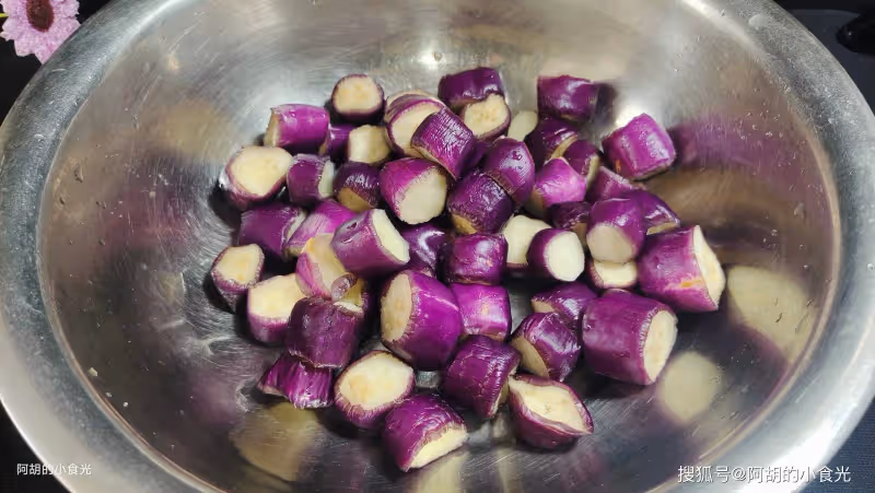 茄子和它天生一對,明白人都這樣吃!一煎一燒香透了,一口鮮軟絕味,滋味無窮