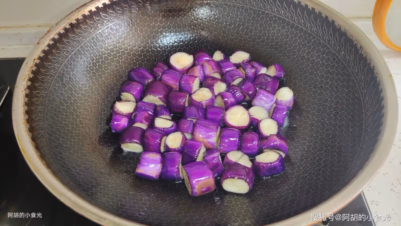 茄子和它天生一對,明白人都這樣吃!一煎一燒香透了,一口鮮軟絕味,滋味無窮