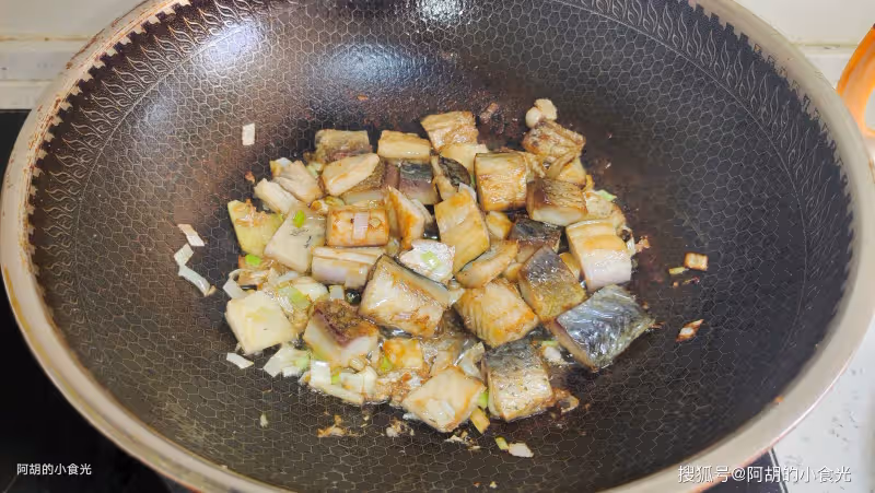 茄子和它天生一對,明白人都這樣吃!一煎一燒香透了,一口鮮軟絕味,滋味無窮