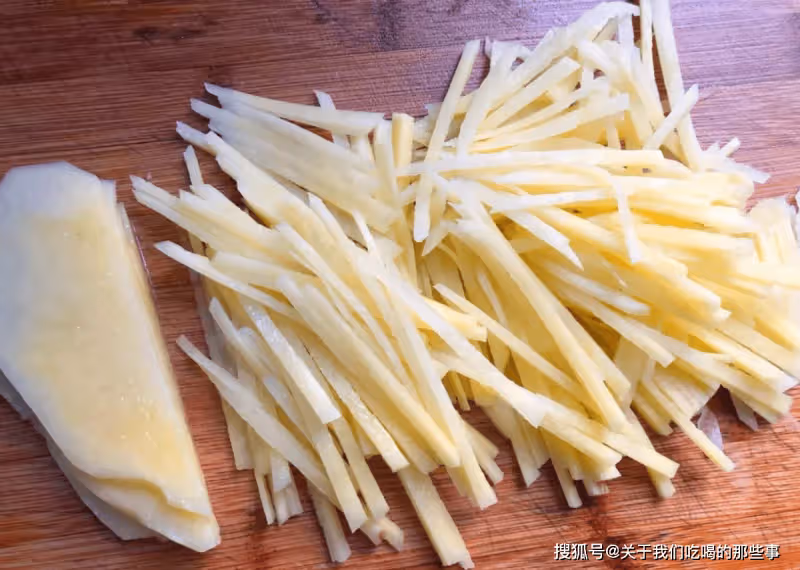 炒土豆絲,牢記「3個竅門」,出鍋後又脆又香,教您正確做法