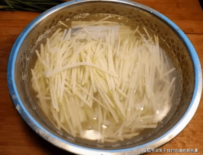 炒土豆絲,牢記「3個竅門」,出鍋後又脆又香,教您正確做法
