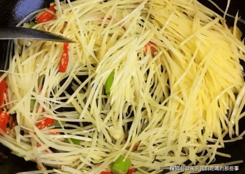炒土豆絲,牢記「3個竅門」,出鍋後又脆又香,教您正確做法