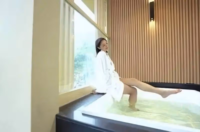 50歲TVB知名女星穿泳裝出鏡,腰間零贅肉,網友大讚:身材不輸20歲少女