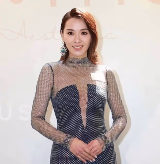 50歲TVB知名女星穿泳裝出鏡,腰間零贅肉,網友大讚:身材不輸20歲少女