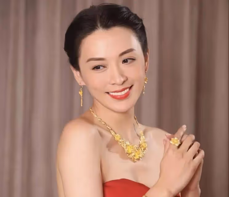 50歲TVB知名女星穿泳裝出鏡，腰間零贅肉，網友大讚：身材不輸20歲少女