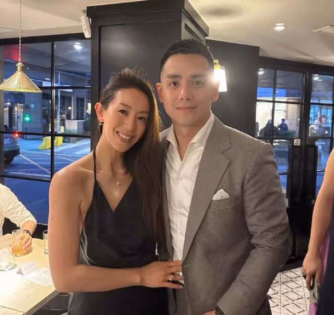 香港女星梁靖琪對鮮肉老公一見鍾情，靠父親上位，再婚後連生倆子