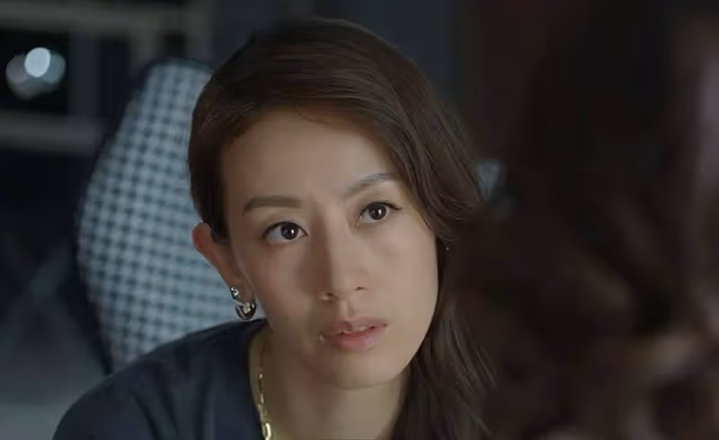 香港女星梁靖琪對鮮肉老公一見鍾情，靠父親上位，再婚後連生倆子