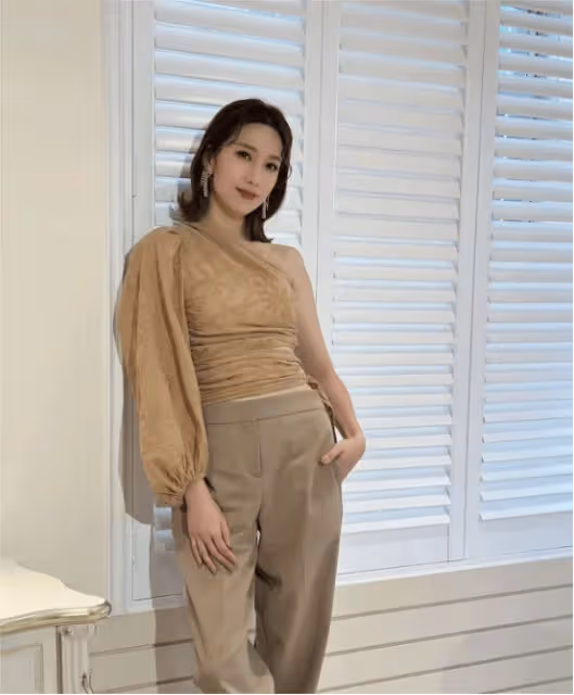 TVB力捧花旦新劇開播,男主角稱其為兒時偶像,主持新綜藝配合《繁花》播出