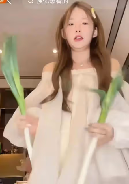 黃一鳴媽媽抱小閃閃出鏡，沒想到吐槽聲一片，豪門夢還有希望嗎？
