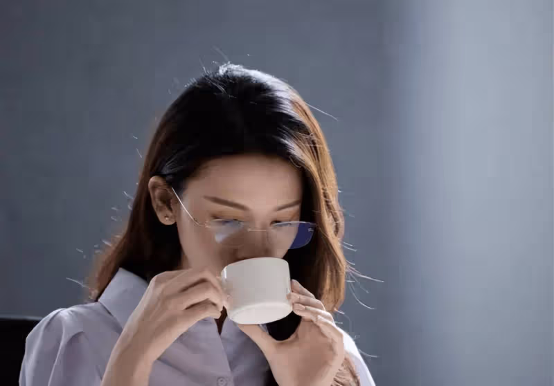 陳瑤無邊眼鏡搭配氣質襯衫,知性成熟魅力十足