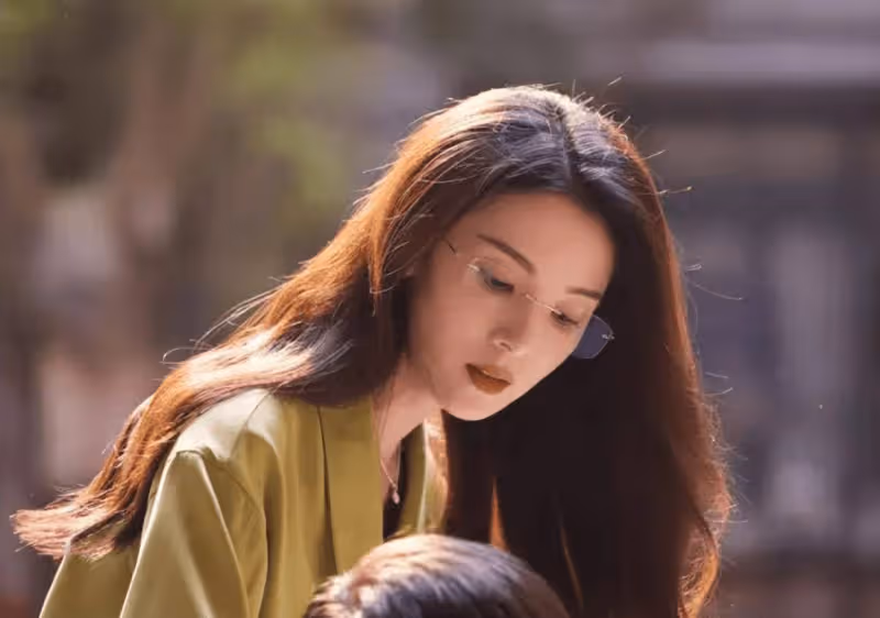 陳瑤無邊眼鏡搭配氣質襯衫,知性成熟魅力十足