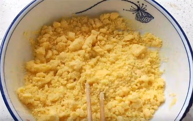 把玉米面用開水一燙,加點麵粉,攪一攪,擰一擰,個個鬆軟開花