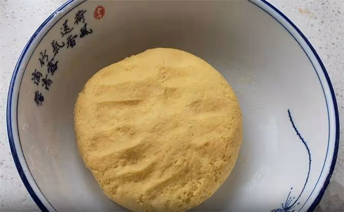 把玉米面用開水一燙,加點麵粉,攪一攪,擰一擰,個個鬆軟開花
