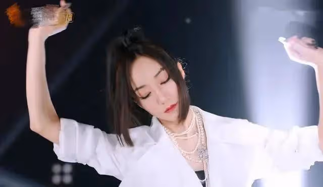 韓雪難聽上熱搜火了！她在《浪姐》舞台唱到哭被吐槽油膩
