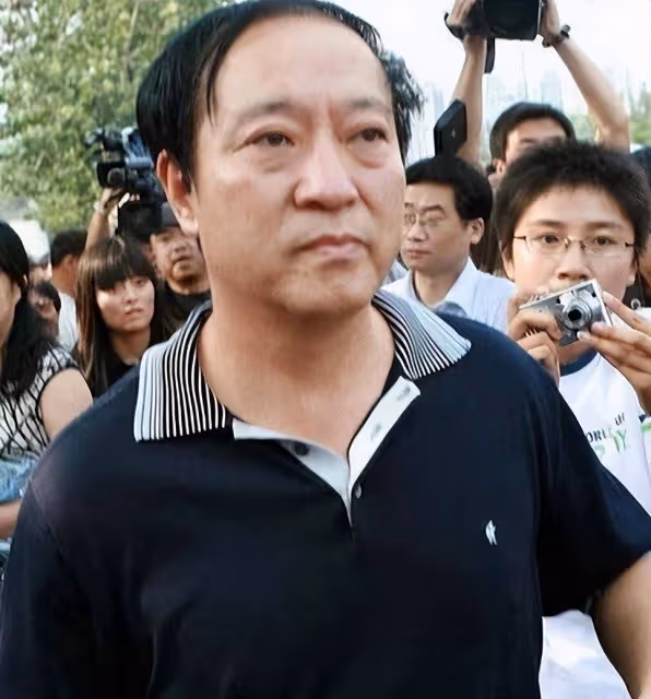 74歲牛群難得露面，斷崖式衰老令人意外！獨居北京廉價小區惹爭議