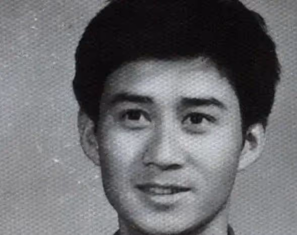 蔣欣罕見曬父母合影,爸爸斯文儒雅很書香氣,媽媽穿紅裙魅力四射