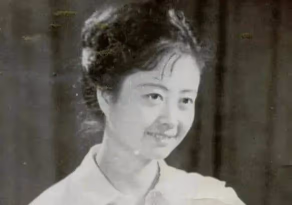 蔣欣罕見曬父母合影,爸爸斯文儒雅很書香氣,媽媽穿紅裙魅力四射