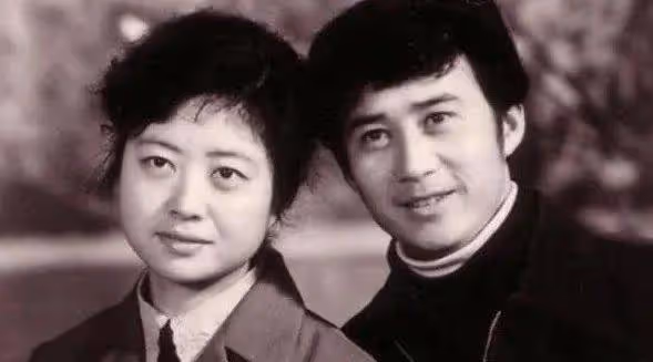 蔣欣罕見曬父母合影,爸爸斯文儒雅很書香氣,媽媽穿紅裙魅力四射