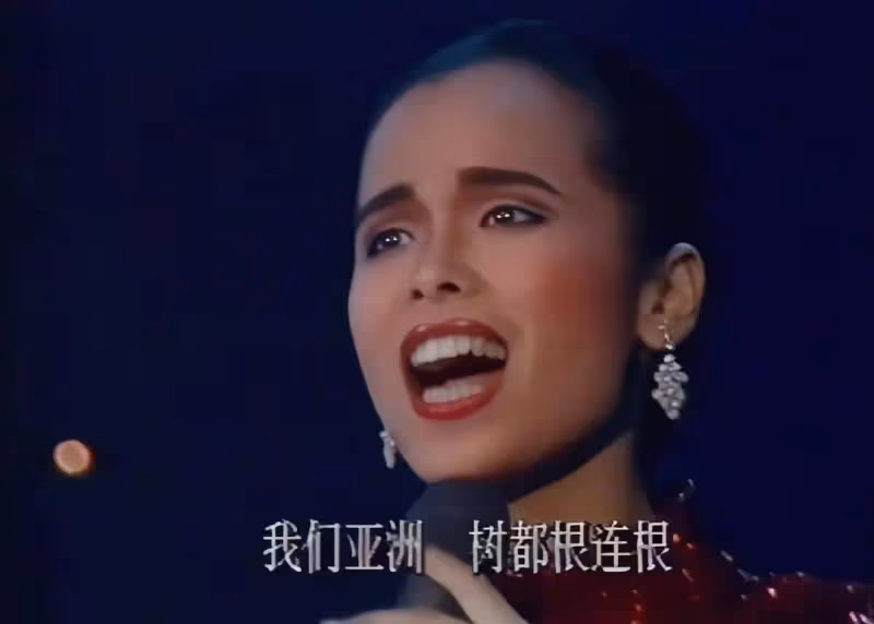 61歲韋唯連登時尚大刊,穿深V秀美腿美背,再現亞洲雄風