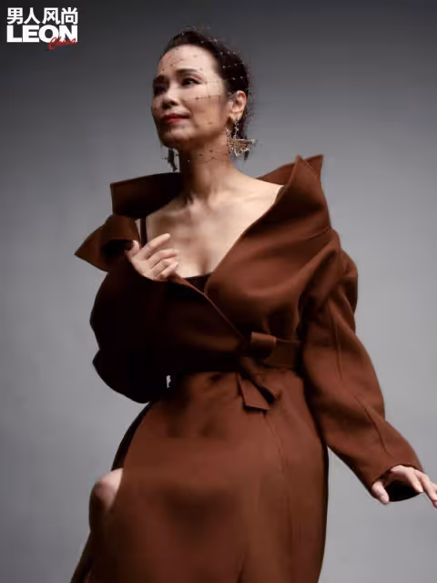 61歲韋唯連登時尚大刊,穿深V秀美腿美背,再現亞洲雄風