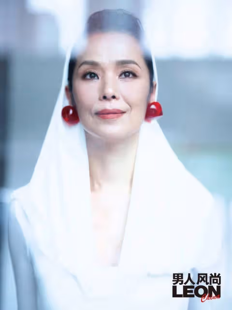 61歲韋唯連登時尚大刊,穿深V秀美腿美背,再現亞洲雄風