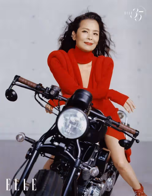 61歲韋唯連登時尚大刊,穿深V秀美腿美背,再現亞洲雄風
