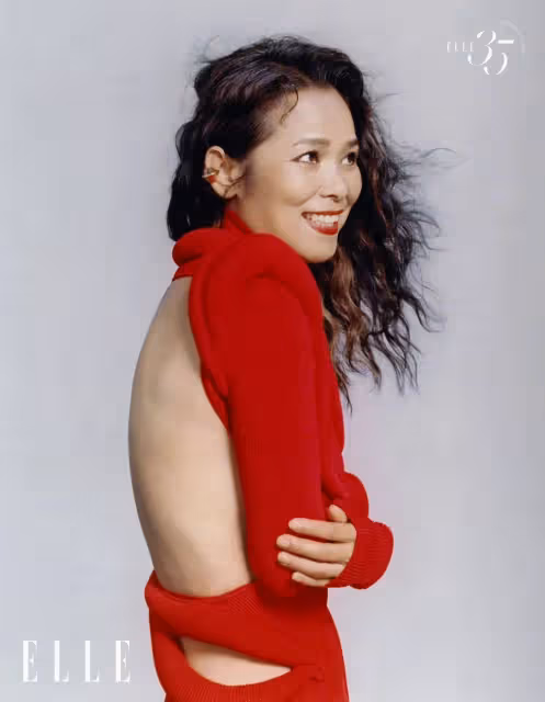 61歲韋唯連登時尚大刊,穿深V秀美腿美背,再現亞洲雄風