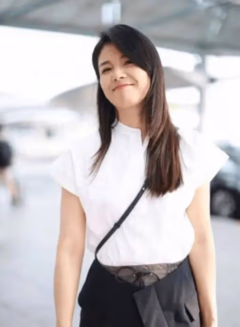 劉濤這審美真一言難盡,穿兩條裙子趕時髦,暴露大象腿又顯大肚腩