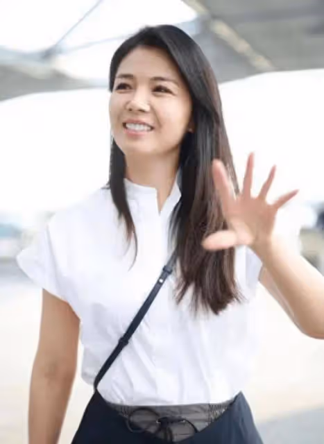 劉濤這審美真一言難盡,穿兩條裙子趕時髦,暴露大象腿又顯大肚腩