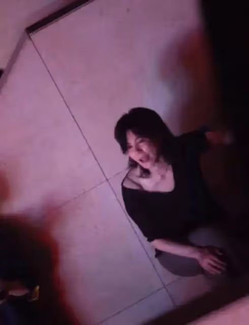 54歲王菲現狀:深v短袖看著像30歲,而謝霆鋒卻越來越像謝賢了