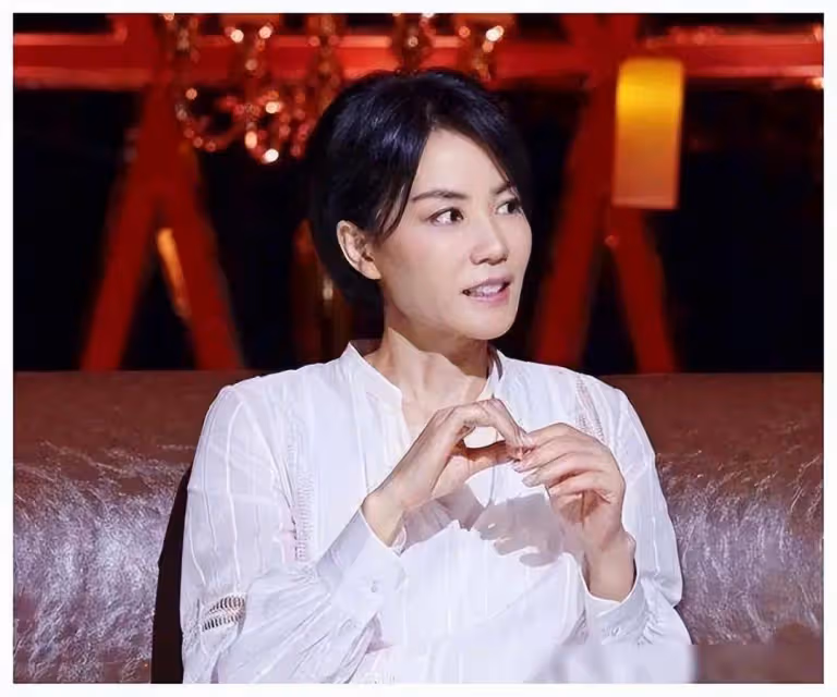 54歲王菲現狀:深v短袖看著像30歲,而謝霆鋒卻越來越像謝賢了