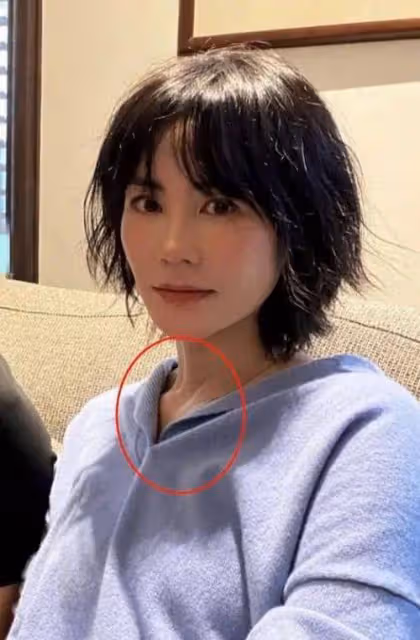 54歲王菲現狀:深v短袖看著像30歲,而謝霆鋒卻越來越像謝賢了