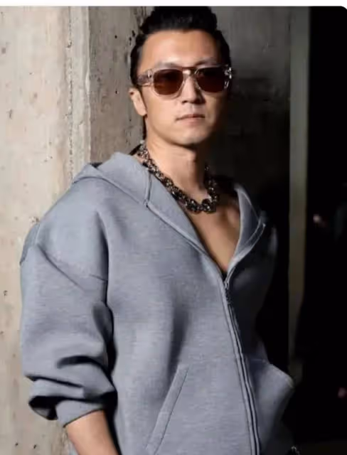 54歲王菲現狀:深v短袖看著像30歲,而謝霆鋒卻越來越像謝賢了