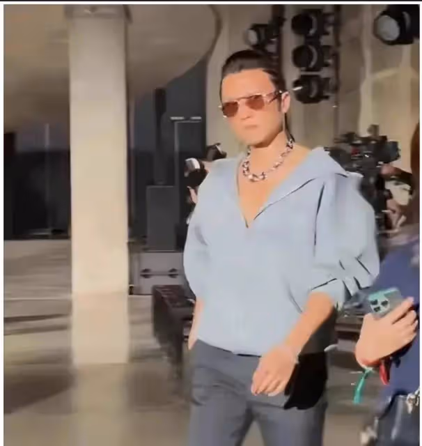 54歲王菲現狀:深v短袖看著像30歲,而謝霆鋒卻越來越像謝賢了
