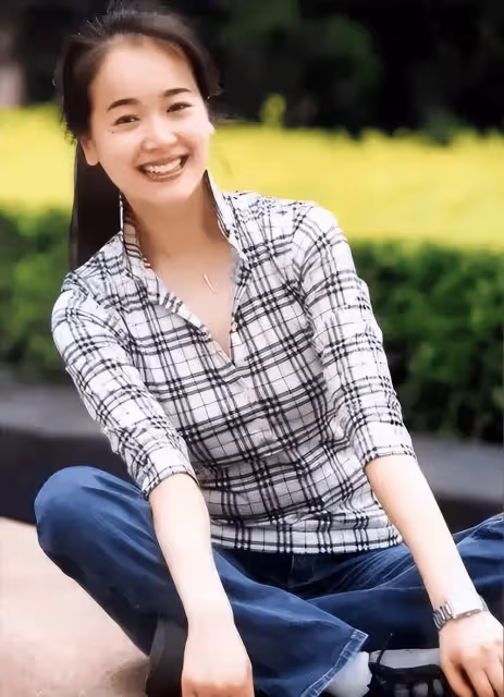 46歲左小青的女兒高調亮相,出席電影首映禮,13歲高子淇長相難看引發熱議