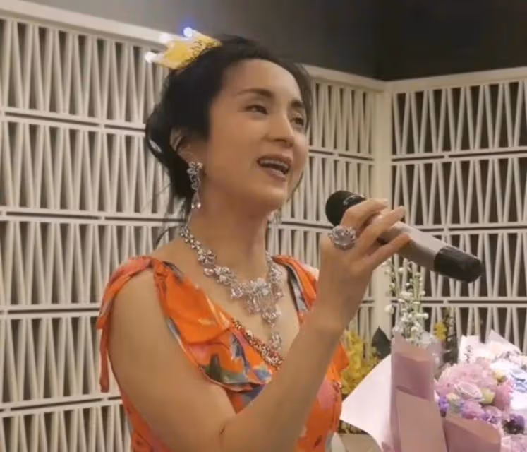 湯燦49歲生日忘情高歌穿花裙模樣大變盡顯嫵媚,渾身珠寶好富貴