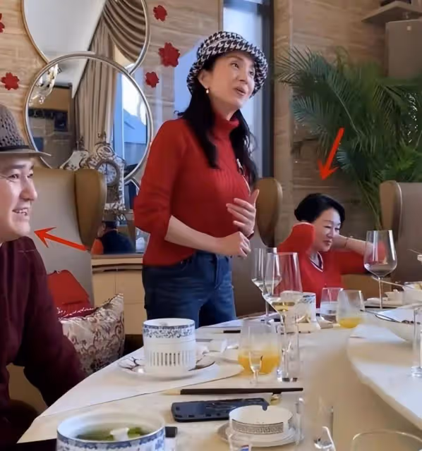 湯燦49歲生日忘情高歌穿花裙模樣大變盡顯嫵媚,渾身珠寶好富貴