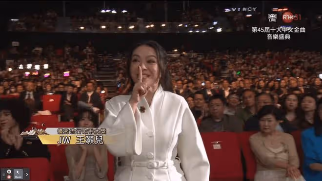 TVB女星分手後首露面,稱與舊愛仍有聯絡,現場唱歌偷看歌詞被轟不專業