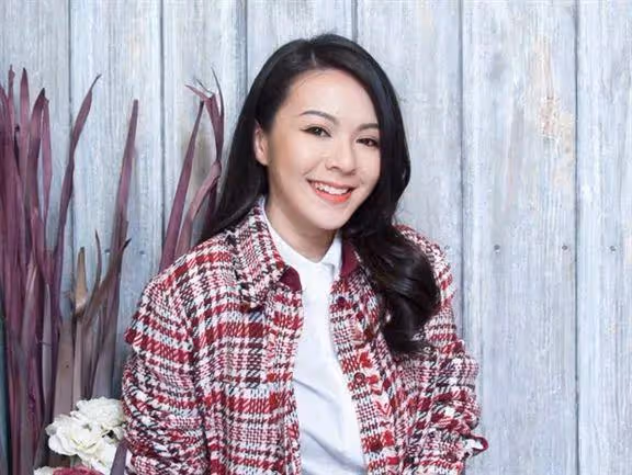 TVB女星分手後首露面,稱與舊愛仍有聯絡,現場唱歌偷看歌詞被轟不專業