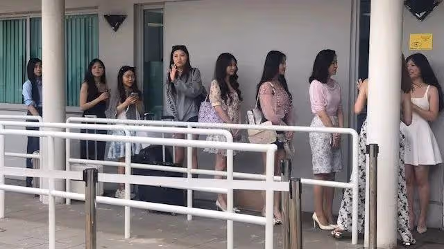 港姐2024|佳麗大爆首輪面試細節,入房即被收電話挨凍呆等兩小時