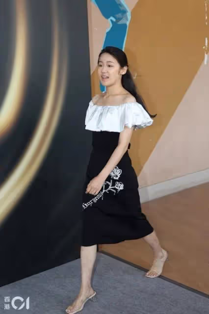 港姐2024|佳麗大爆首輪面試細節,入房即被收電話挨凍呆等兩小時