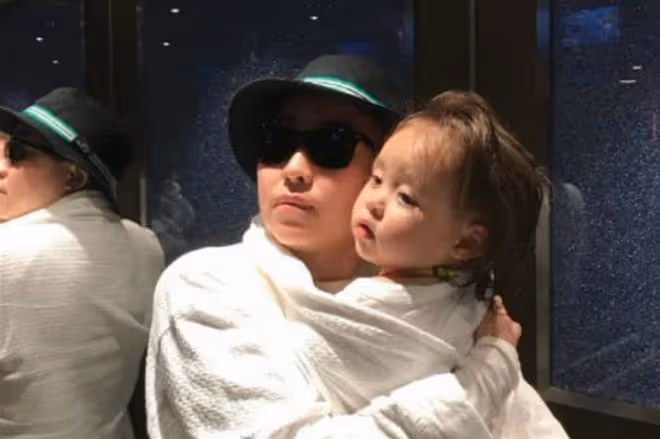 2019年,吉林女富豪50萬買精子,生下五國混血女兒,如今怎樣了?