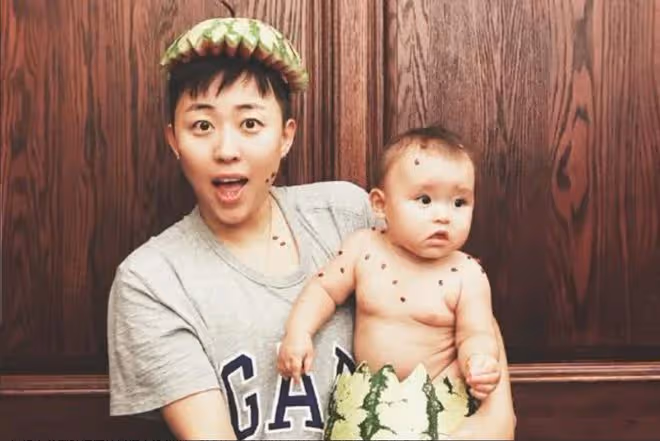2019年,吉林女富豪50萬買精子,生下五國混血女兒,如今怎樣了?