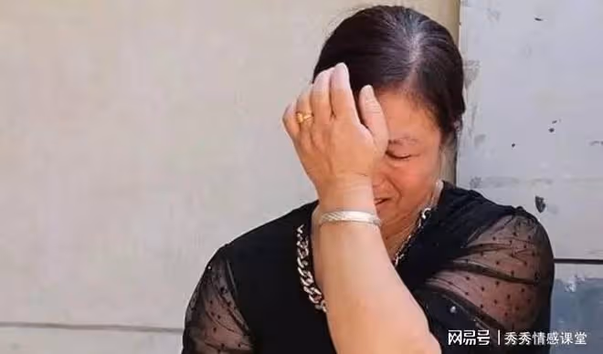 42歲母親在女兒家小住,檢查出懷孕,女兒發現真相後怒斥:不要臉