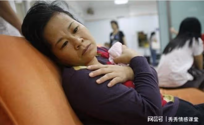 42歲母親在女兒家小住，檢查出懷孕，女兒發現真相後怒斥：不要臉