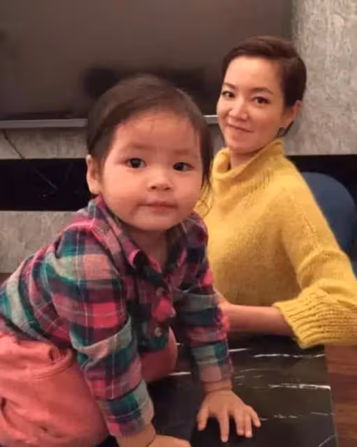 阿雅的女兒都這麼大了?長相黝黑像混血,在西雅圖和王偉忠合影