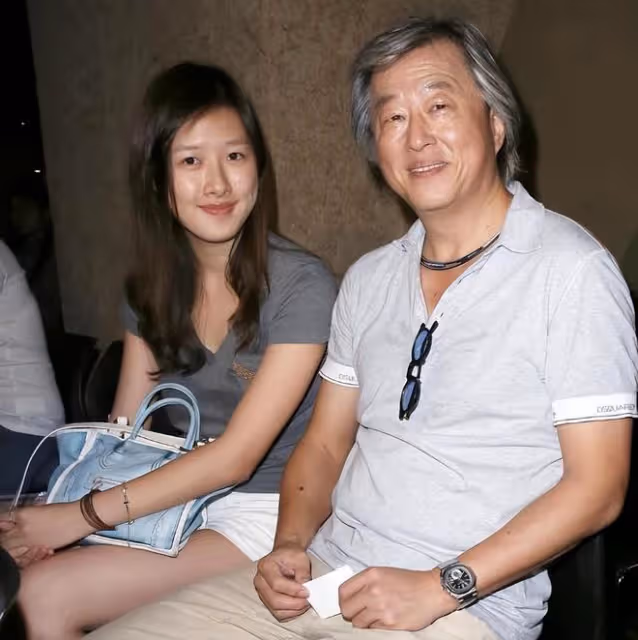 阿雅的女兒都這麼大了?長相黝黑像混血,在西雅圖和王偉忠合影