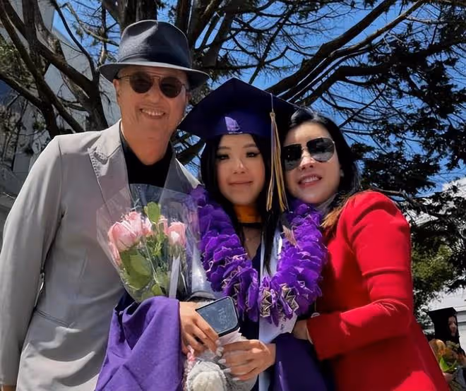 阿雅的女兒都這麼大了?長相黝黑像混血,在西雅圖和王偉忠合影